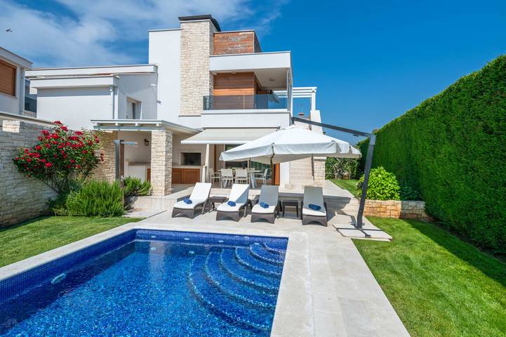 Villa per 6 persone, con giardino e piscina, adatto a famiglie con bambini a Novigrad