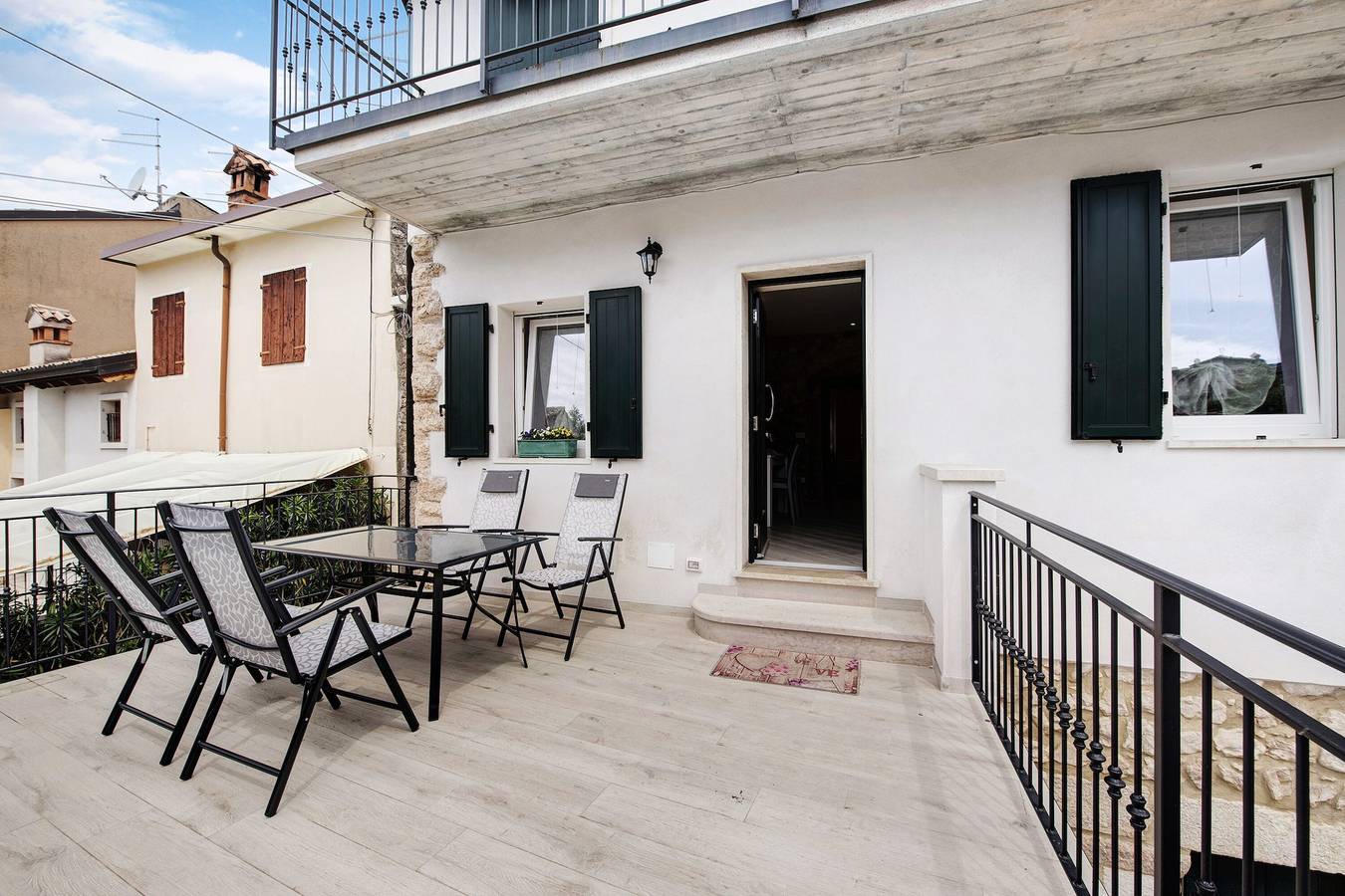 Ganze Wohnung, Ferienwohnung "Casa Vera Aurora" mit privatem Gartenblick und Wi-Fi in Torri del Benaco, Gardasee-Berge