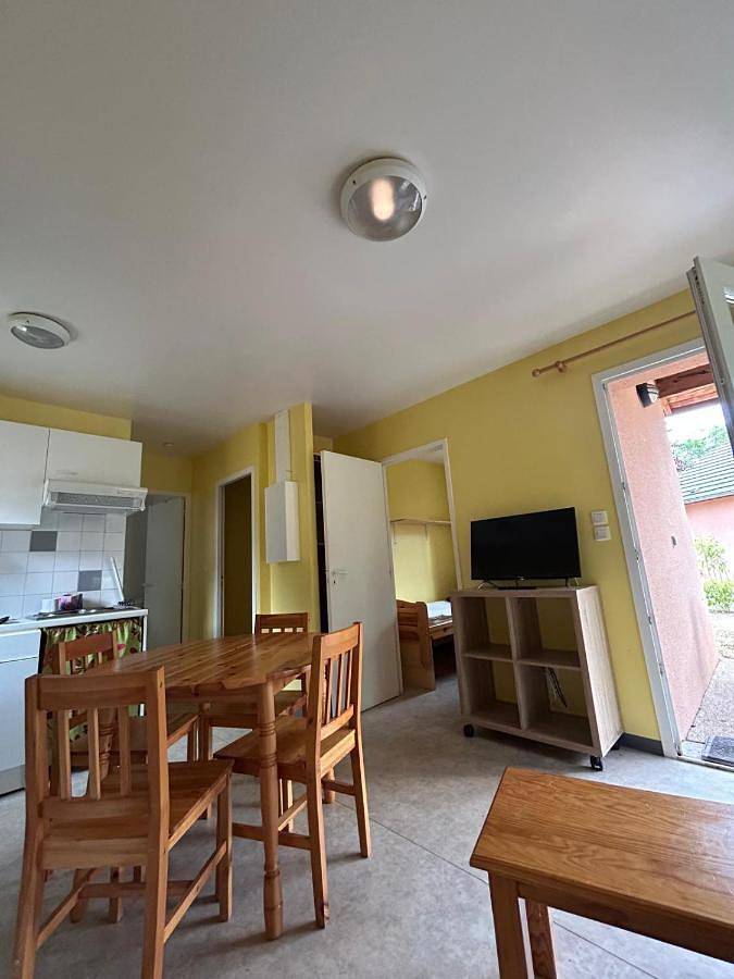 Chalet pour 4 personnes, avec piscine et vue ainsi que bassin pour enfant et jardin, animaux acceptés