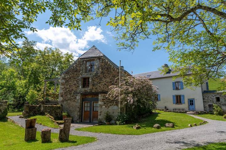 Location de vacances pour 4 personnes, avec Terrasse et Jardin ainsi que Piscine et Vue à Arudy