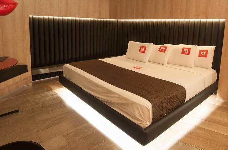 Gîte pour 2 personnes, avec terrasse ainsi que piscine et jacuzzi à Badalona - 3