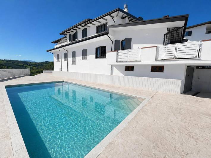 Location de vacances pour 4 personnes, avec Jardin ainsi que Piscine et Vue à Notaresco