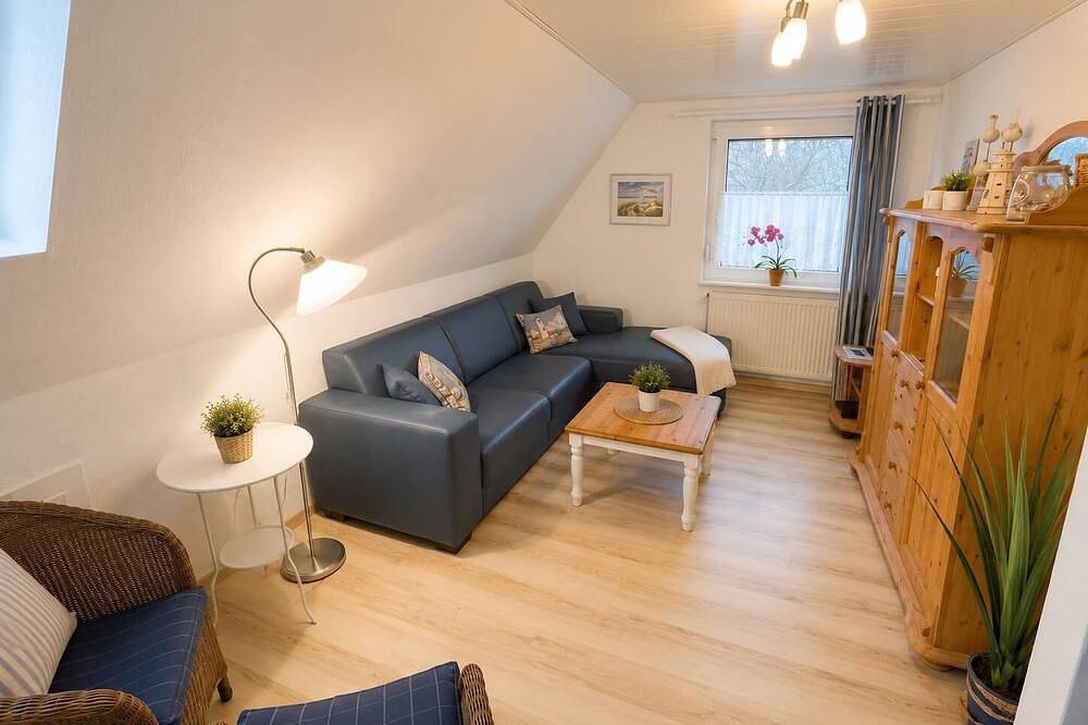 Ganze Wohnung, Die Ferienwohnung Wellenreiter bietet maritimen Komfort mit Deichblick, viel Platz für Familien und einer eigenen Terrasse mit großem Garten. in Förrien, Wangerland