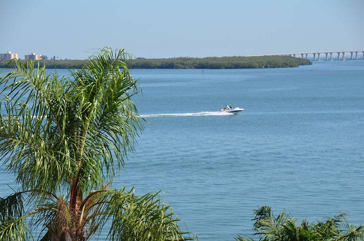 Vacation rental for 4 people, with balcony and hot tub in St. Petersburg (FL)