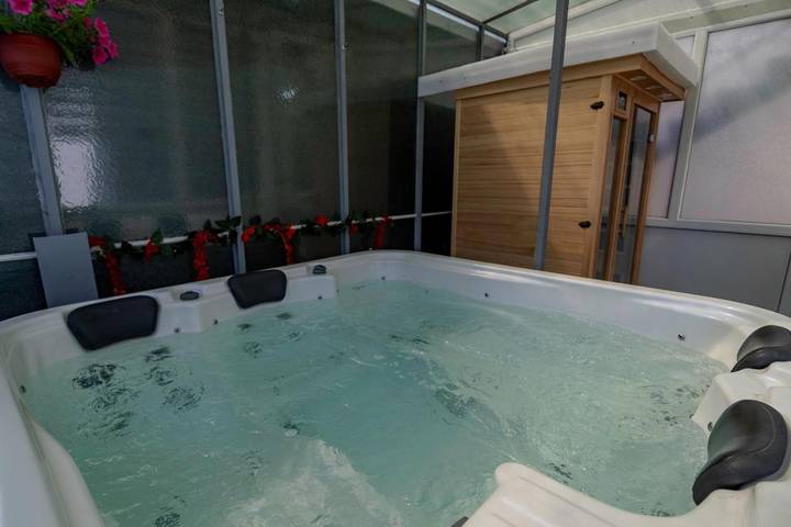 Maison d’hôte pour 2 personnes, avec sauna et jardin ainsi que balcon et jacuzzi