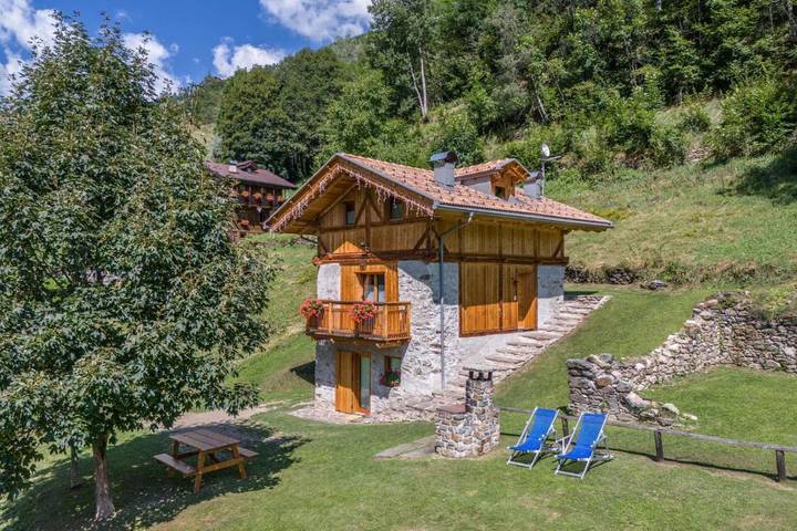 Chalet per 8 persone, con Balcone e Terrazza nonché Giardino e Panorama in Val di Sole