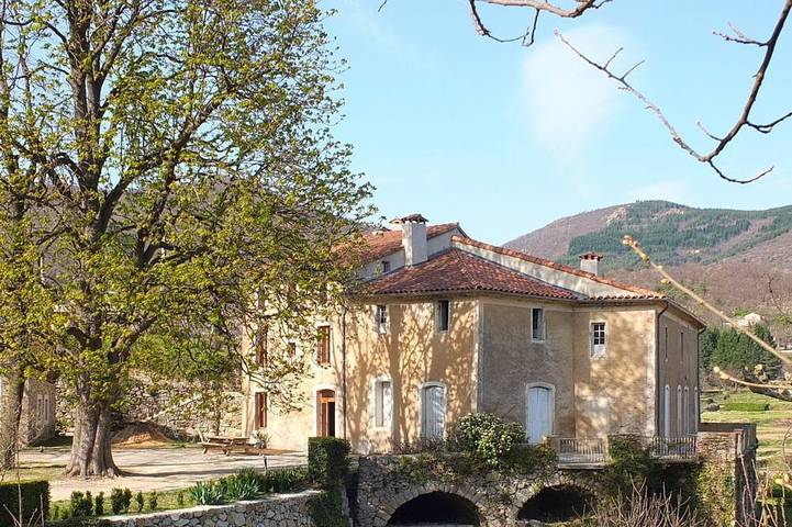 Gîte pour 8 personnes, avec terrasse ainsi que jardin et piscine