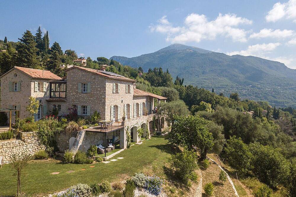 Charm, luxury, stunning views, spacious villa with heated pool, aircon and games in Le Bar-sur-Loup, Cannes region