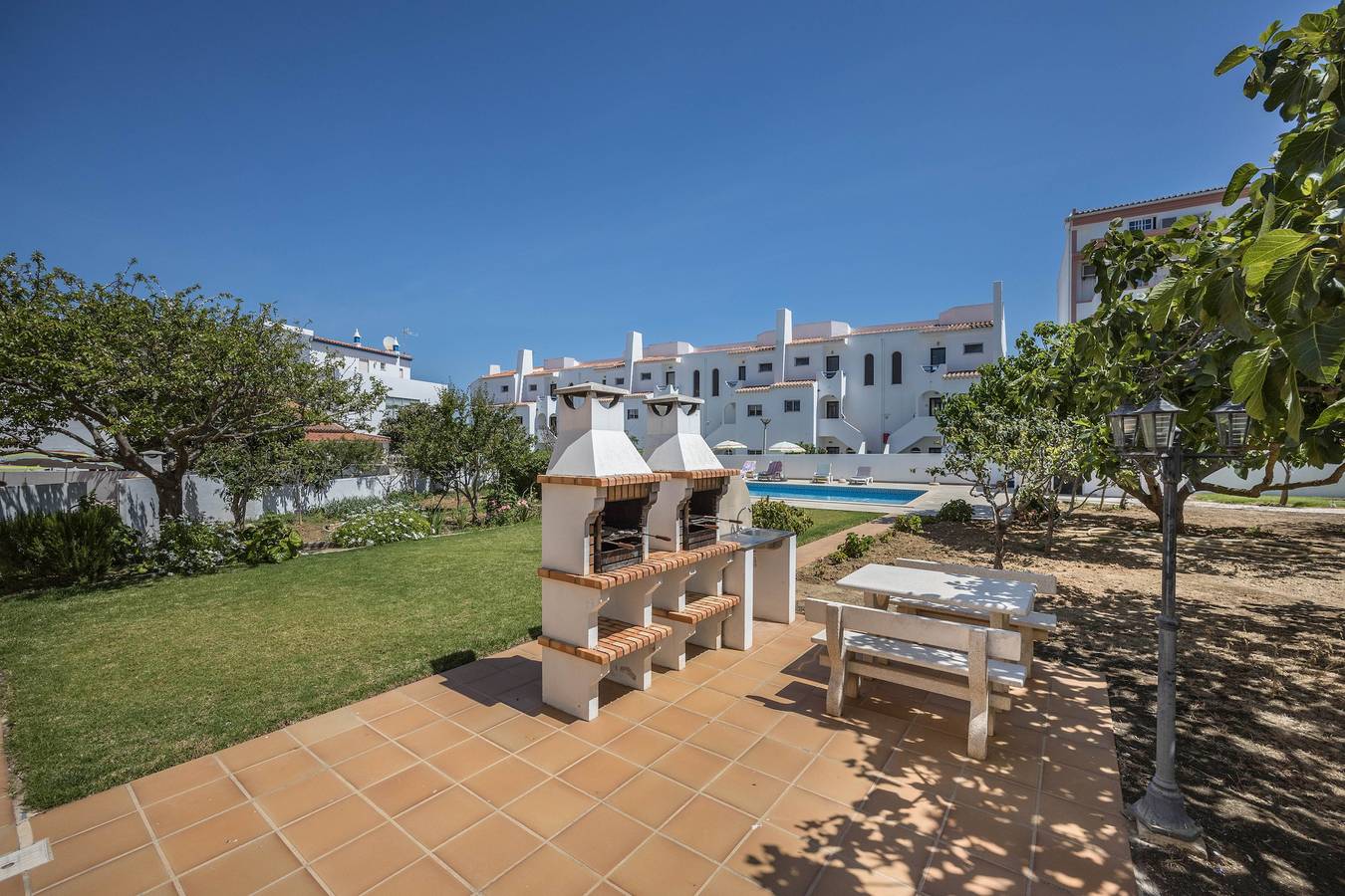 Apartamento entero, Casa de vacaciones Villas Brites nº5 con terraza descubierta, piscina compartida y Wi-Fi in Praia do Burgau, Parque Natural del Suroeste Alentejano y Costa Vicentina