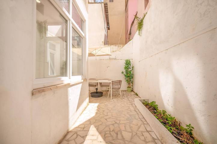 Ganze Wohnung, Ferienwohnung für 4 Personen mit Balkon in Santa Engrácia, São Vicente (Lissabon)