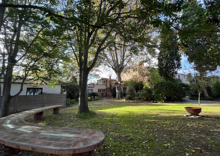 Gîte pour 4 personnes, avec terrasse ainsi que piscine et jardin, animaux acceptés