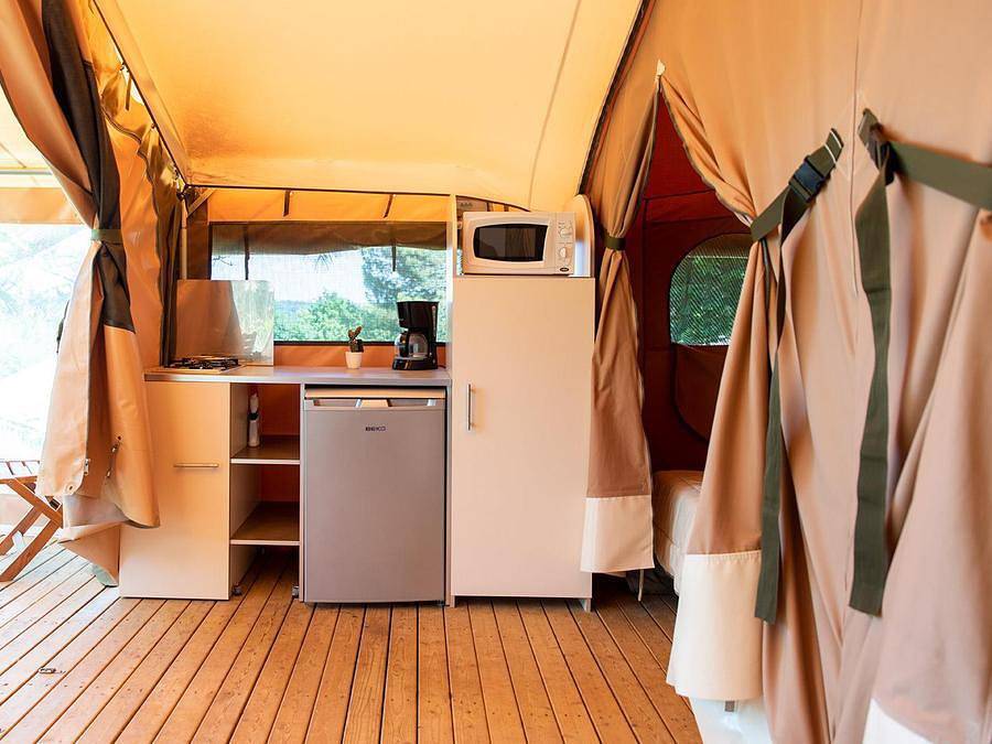 Camping Village Club L'Evasion  - Tente en toile et en bois 5 personnes - Lodge sans sanitaire in Puy-l'Évêque, Quercy
