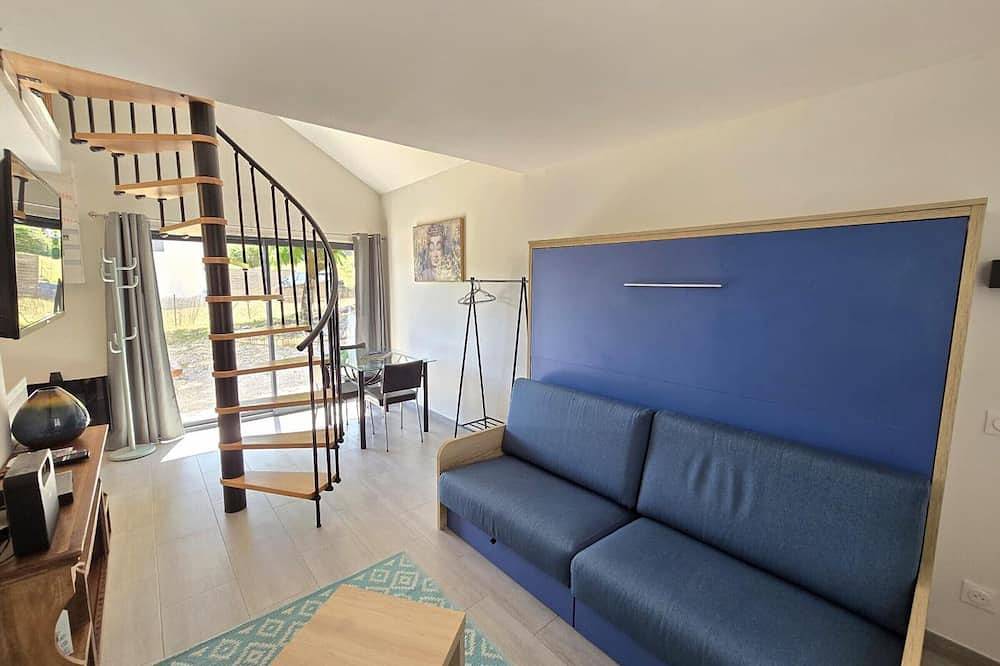 Entire apartment, Charming studio with private garden in the heart of Dordogne in Coly-Saint-Amand, Périgord Noir