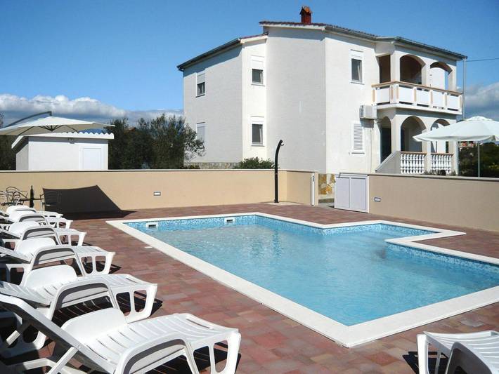 Ferienhaus für 12 Personen, mit Pool und Balkon sowie Garten - 1