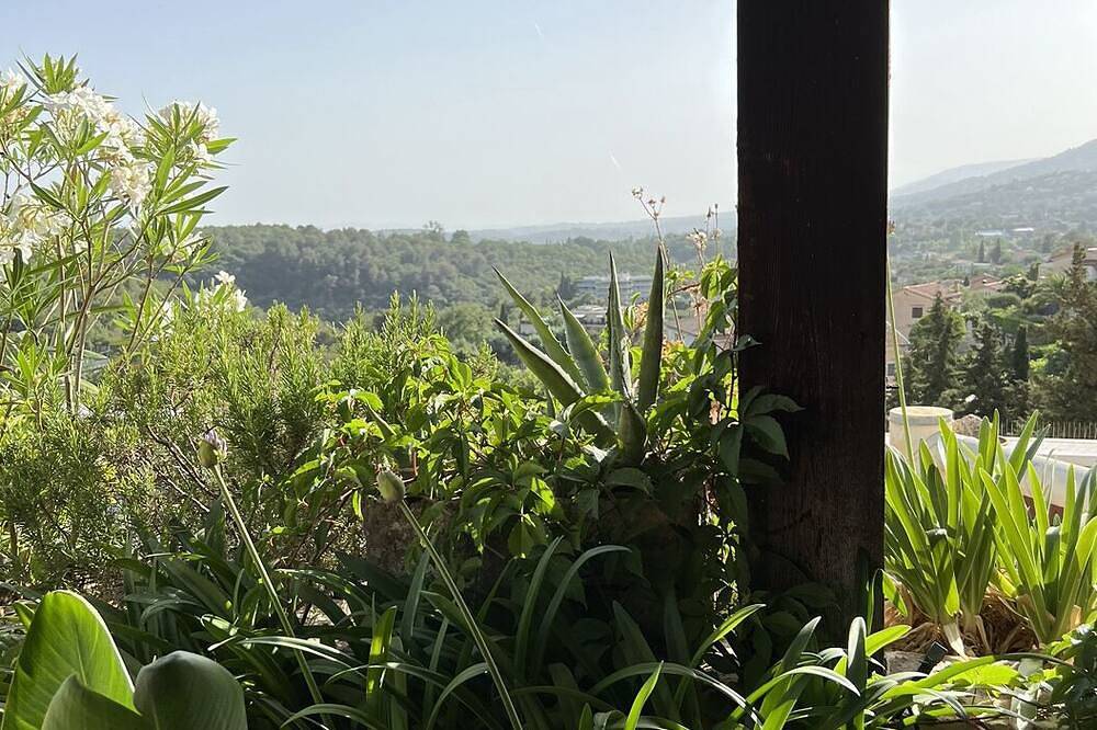 Entire apartment, Superb appartement sans vis à vis avec énorme terrasse vue mer et montagne in Vence, Cannes region