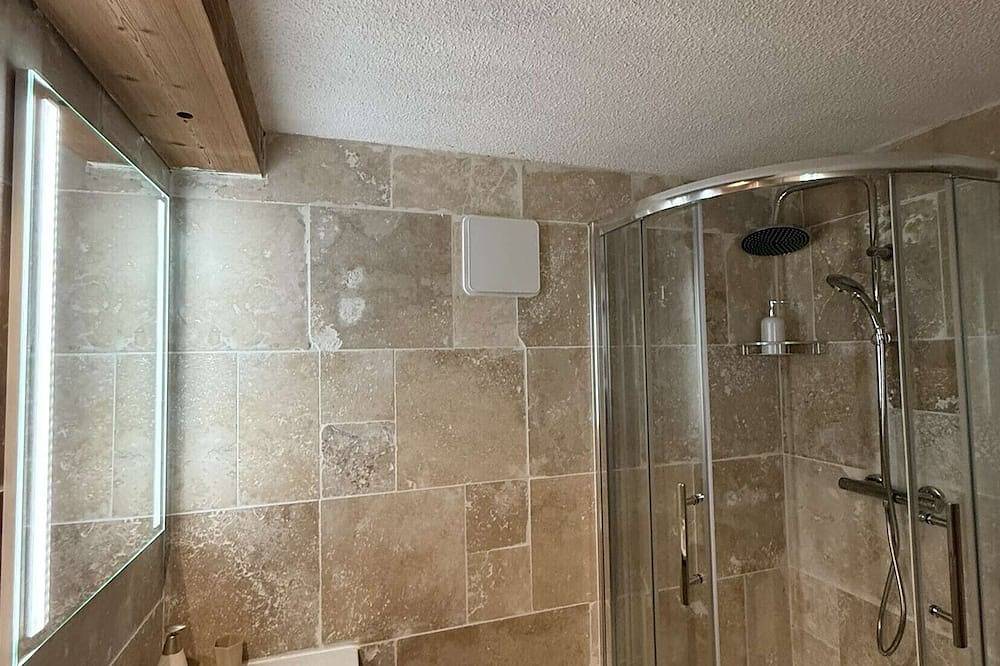 Apartamento entero, Le Savoyard - Bar & Jacuzzi in Bellevaux, Thonon-les-Bains region