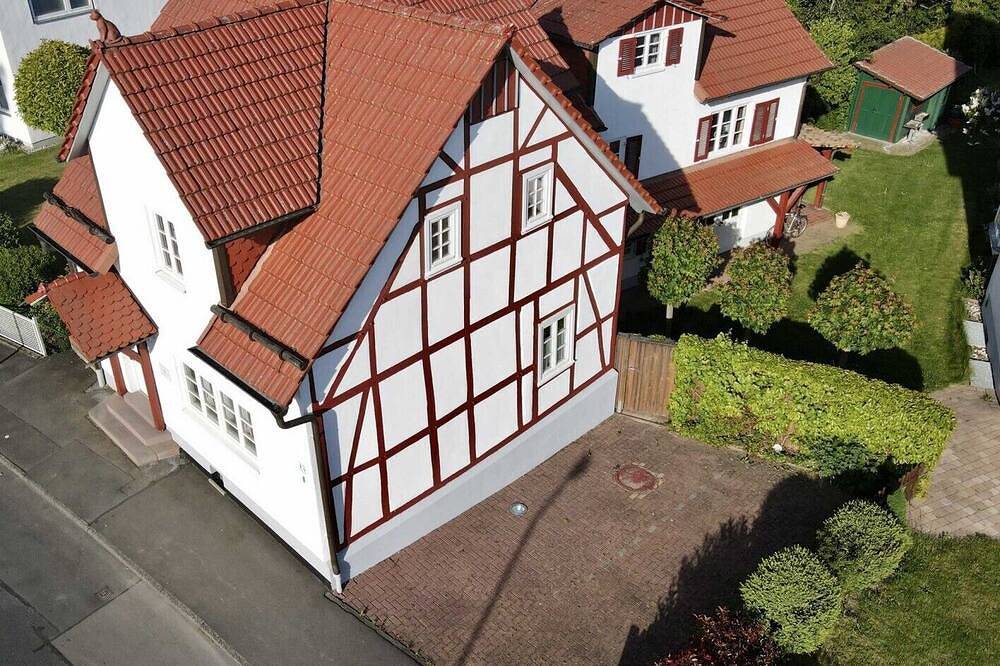 Geheel appartement, Vacation apartment for 5 people in a historic half-timbered house in Harleshausen, Kassel