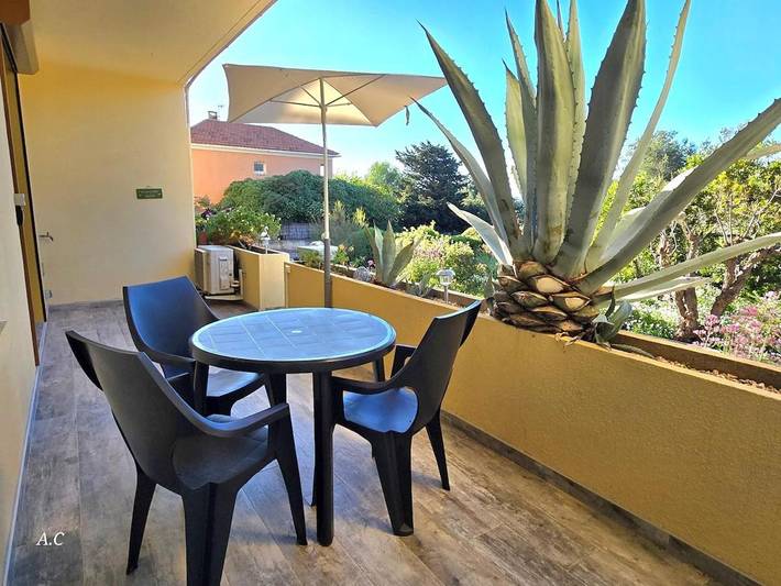 Gîte pour 2 personnes, avec jardin et vue dans Gare De Bandol