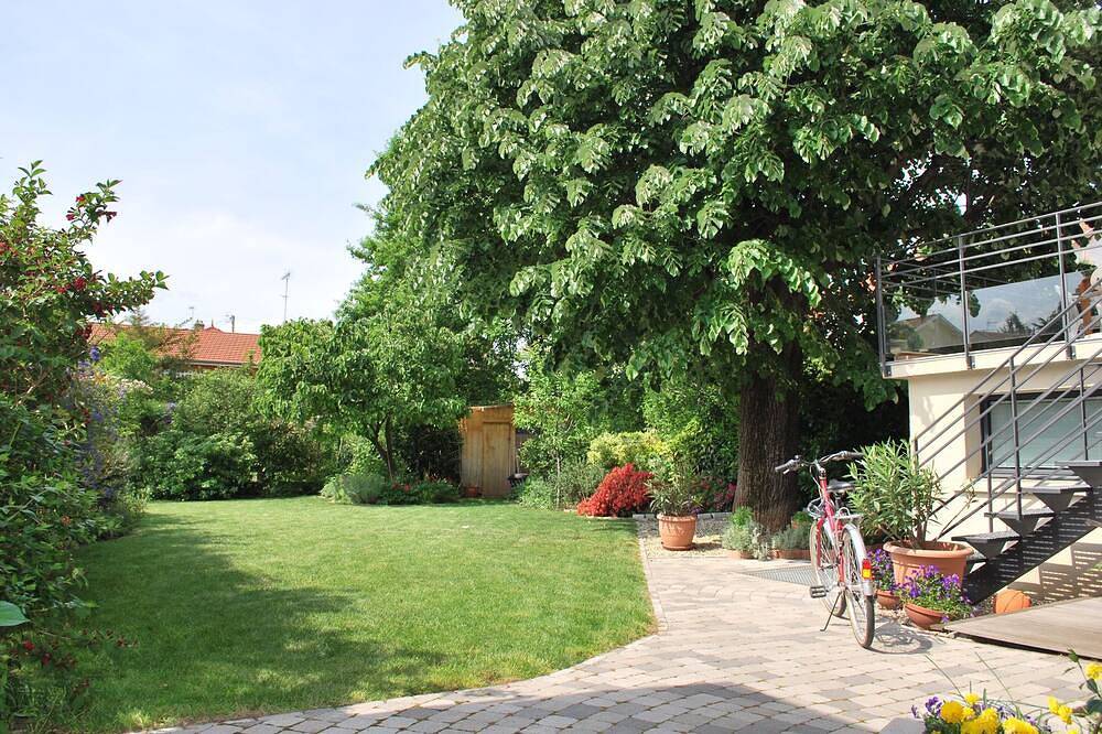 Geheel appartement, Een tuin in de stad: Studio Le Jardin Des Etats in Lyon, Rhône