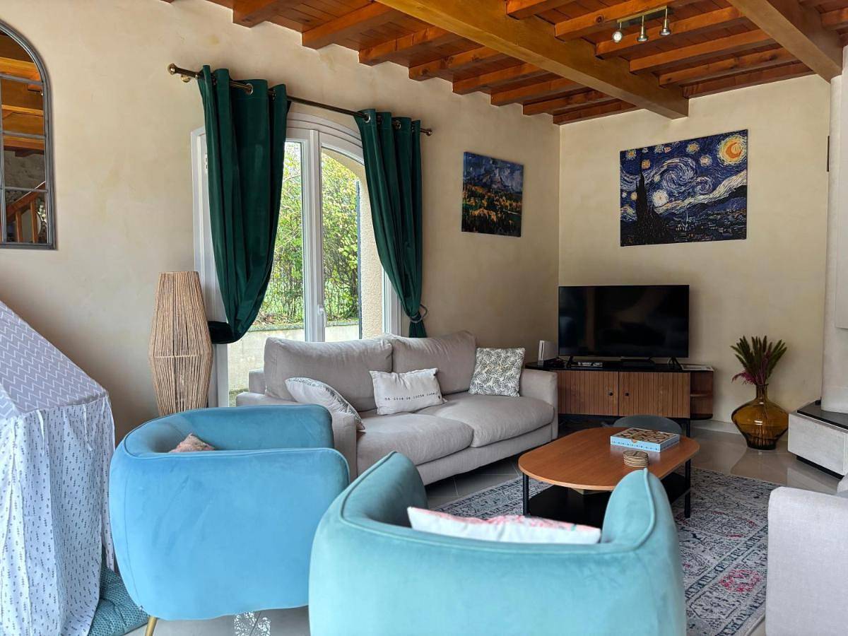 Le So Art, grande maison 4 chambres, terrain de pétanque, grand jardin clos, flipper, babyfoot, jeux Arcade, ping pong,1 km mer, proche golf, Port en Bessin, Bayeux et plages du débarquement, adaptée enfants in Commes, Bayeux und Umgebung