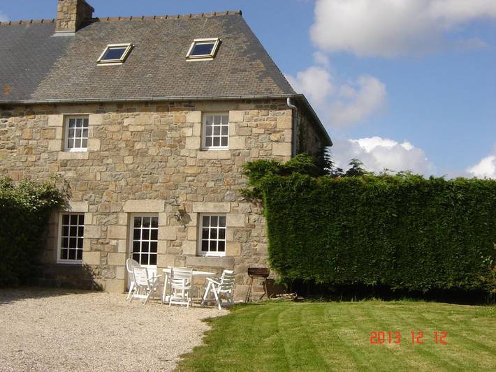 Gîte pour 6 personnes, avec jardin à Kerbors