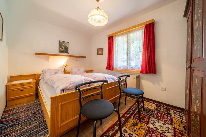 Ganze Wohnung, Chasa Rosa 2: 2.5-Zimmerwohnung im idyllischen und sonnenverwöhnten Bergdorf Vnà in Vnà, Valsot