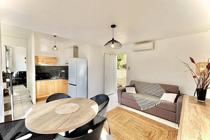 Villa pour 4 personnes, avec balcon ainsi que jardin et piscine à Sari-Solenzara