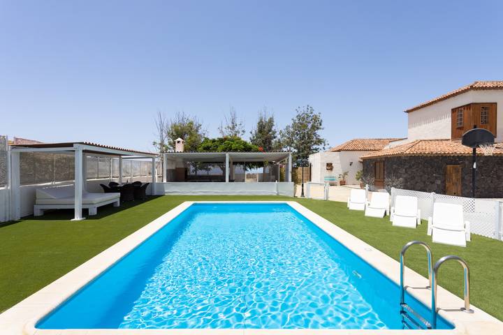 Typical Canarian villa with privat pool and free Wifi in La Postura, Adeje