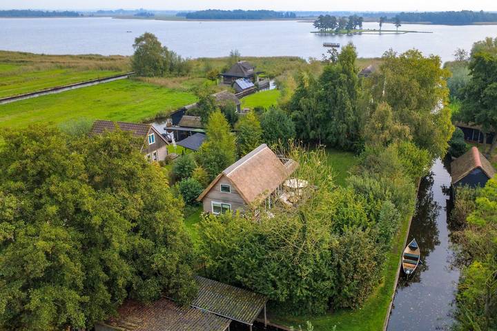 Freistehendes 6P Ferienhaus für mit Hottub und Elektroboot, direkt am Wasser in Giethoorn in Giethoorn, Nationalpark Weerribben-Wieden