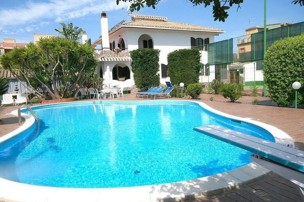 Villa Trapezio with private pool and tennis court in Sant'Andrea (Sardinien), Campidano