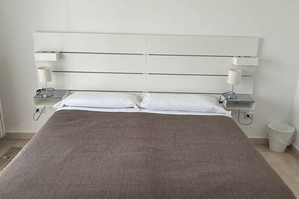 Double or Twin - Shared Bathroom and Private Parking in Loco in Potenza, Potenza Provinz