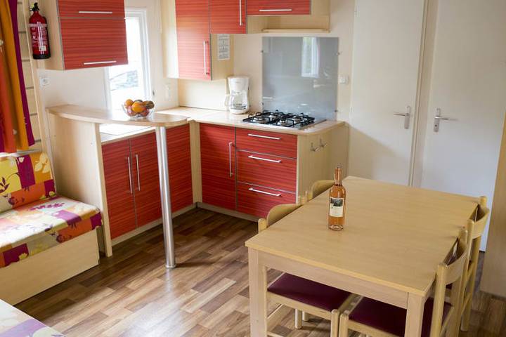 Caravane pour 4 personnes, avec terrasse ainsi que balcon/terrasse et vue sur le lac à Sampzon - 4