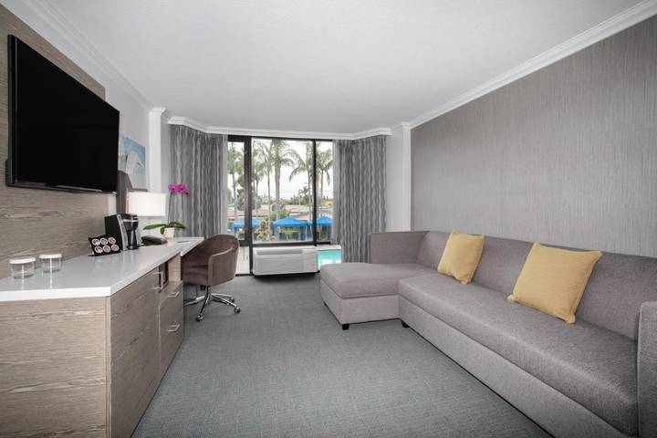 Hotel para 4 personas, con jardín además de piscina y jacuzzi - 1