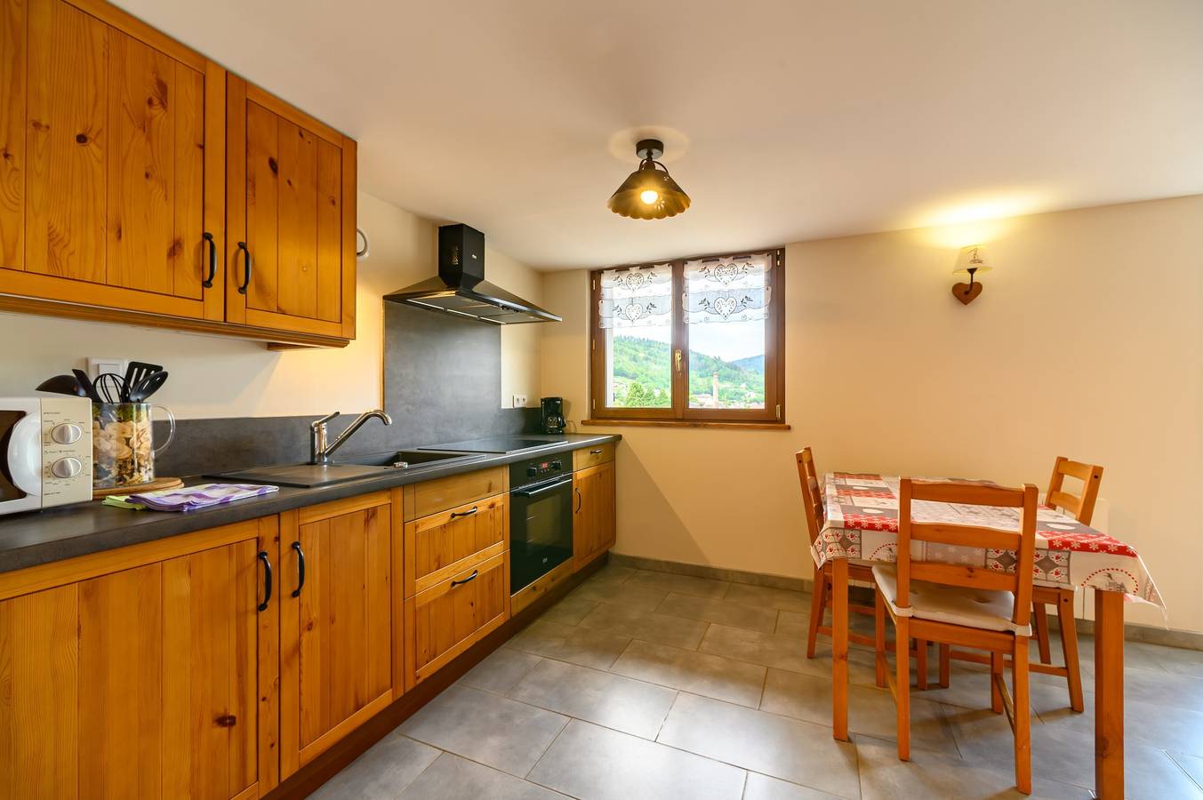 Chalet 'La Sportive' avec vue sur les montagnes, jardin privé et Wi-Fi in Cornimont, Parc naturel régional des Ballons des Vosges