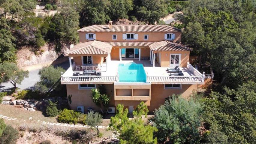 Location de vacances pour 10 personnes, avec piscine ainsi que vue et jardin, animaux acceptés dans Saint-Jean de l'Esterel