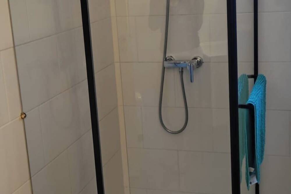 Entire apartment, Fully equipped studio with free parking and spa (optional). in Solliès-Pont, Mediterranean Coast (France)