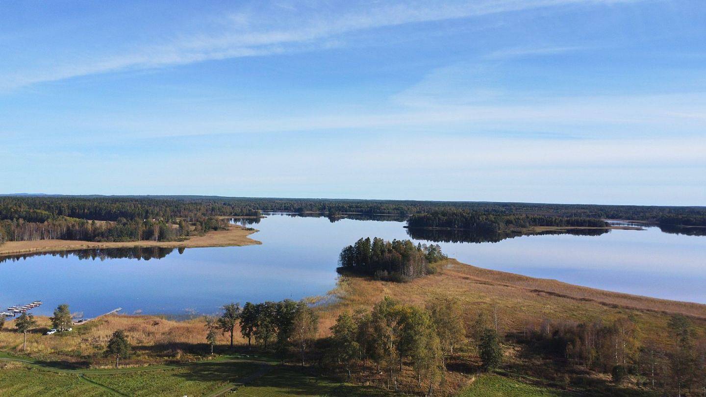 Hus Bubbarsbo – Familienferienhaus am See mit Garten & Kanu in Kolsva in Skinnskatteberg, Västmanland
