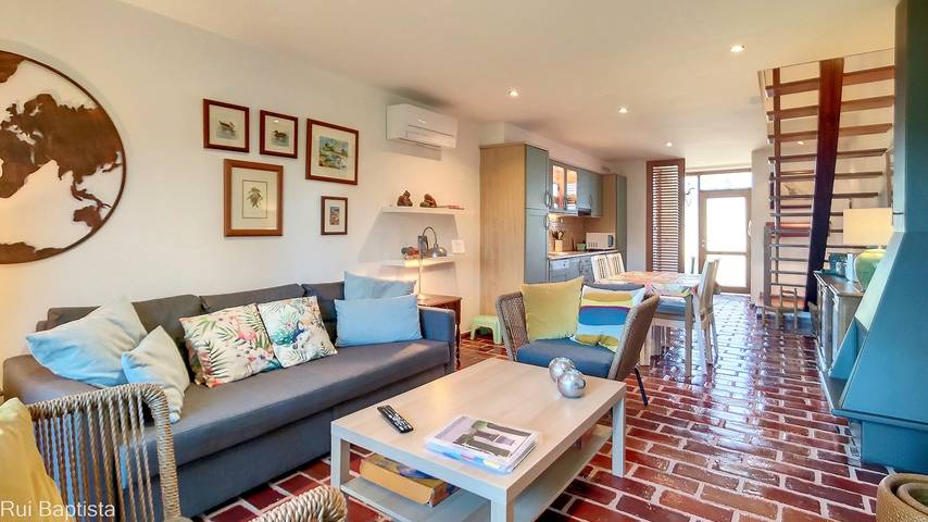 Appartement entier, Appartement "Arrancada 14" avec vue sur les montagnes, Wi-Fi et climatisation. in Pêra, Alcantarilha e Pêra