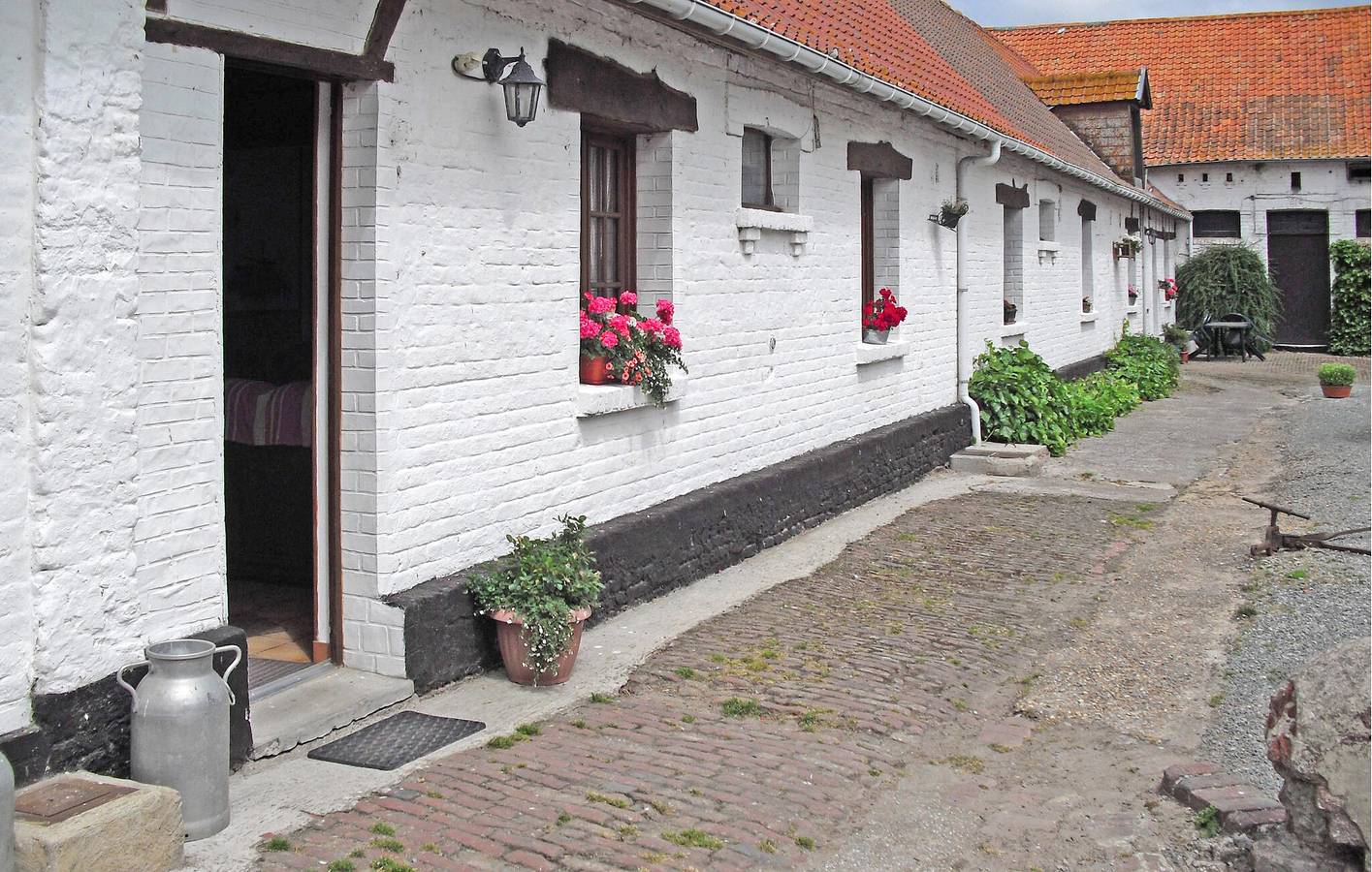 Appartement confortable au bord de la rivière avec WiFi et parking in Hames-Boucres, Région de Calais