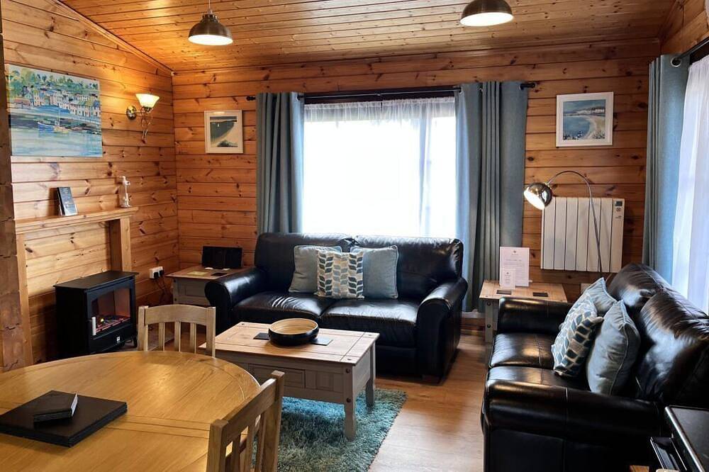 Willow Lodge, Holiday Log Cabin, Cedar Springs, Heacham. Close to the beach. in Heacham, Norfolk Coast