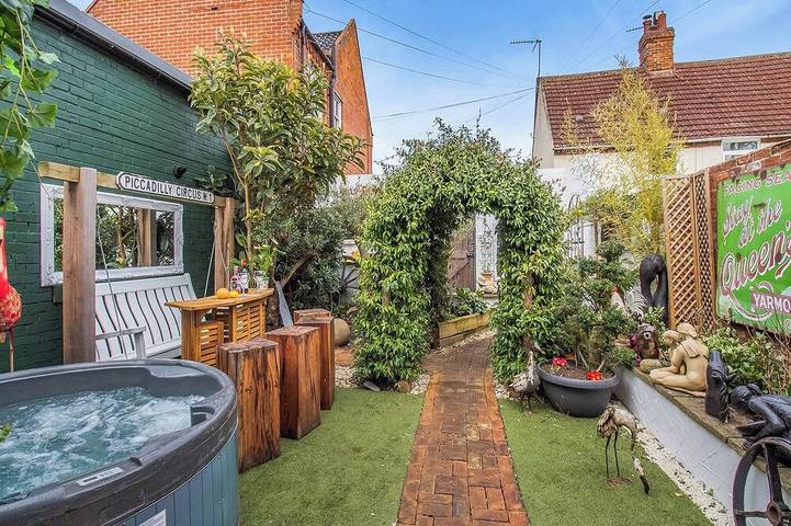Cottage for 4 people, with garden and hot tub, with pets in Suffolk