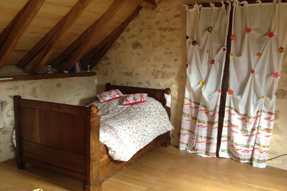 Ancien fournil rénové au cœur d'un village du causse proche des grands sites in Lentillac-du-Causse, Quercy