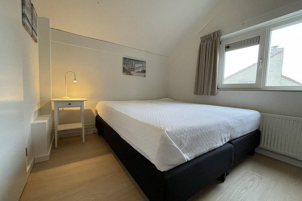 Modern vakantiehuis met grote tuin met uitzicht op strand aan de Langweerder Wielen in IJsselmeer