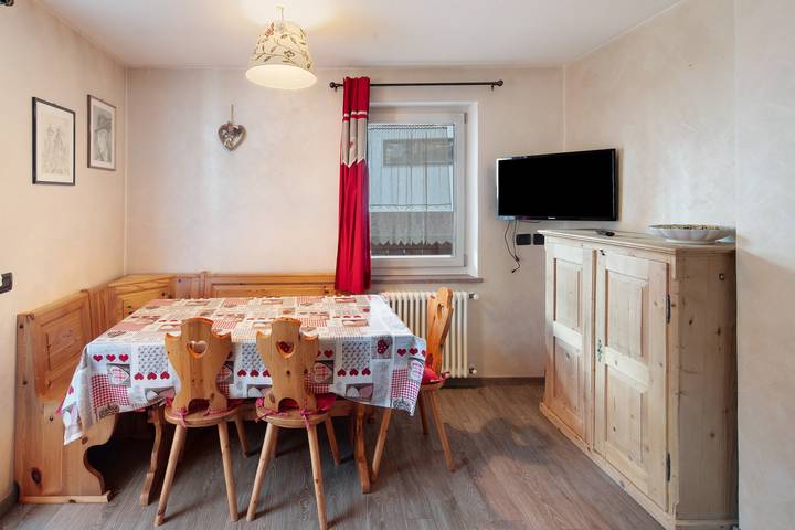 Apartamento entero, Apartamento 'Giulia' con vistas a la montaña, jardín compartido y balcón in Canazei, Dolomiti Superski
