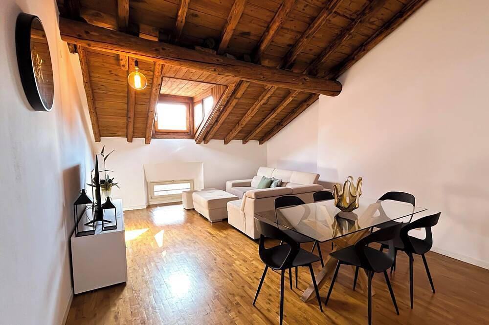 Appartamento intero, [Loft mansardato] sullo skyline di Bergamo in Bergamo, Provincia di Bergamo