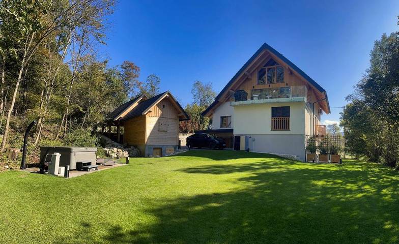 Villa für 19 Personen, mit Balkon und Terrasse sowie Whirlpool und Garten in Bled