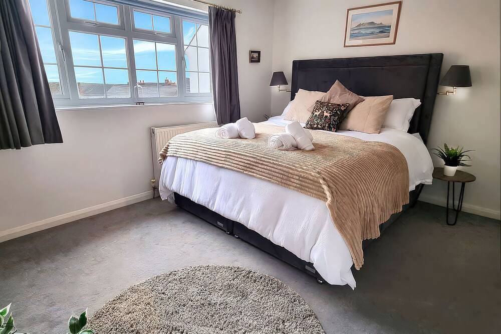 3 Leycester Court, pet friendly, with a garden in Warwick in Warwick, Warwickshire