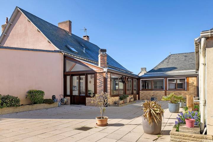 Habitaciones de huéspedes 'Chambres Porshe' con terraza y jardín compartidos in Laigné-en-Belin, Sarthe