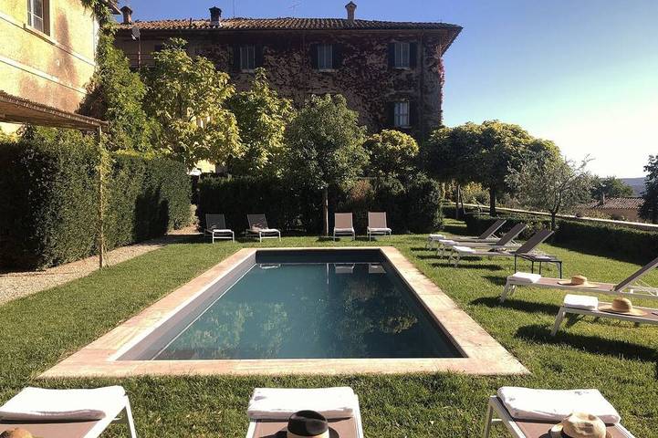 Villa for 18 people, with balcony and garden in Lilliano
