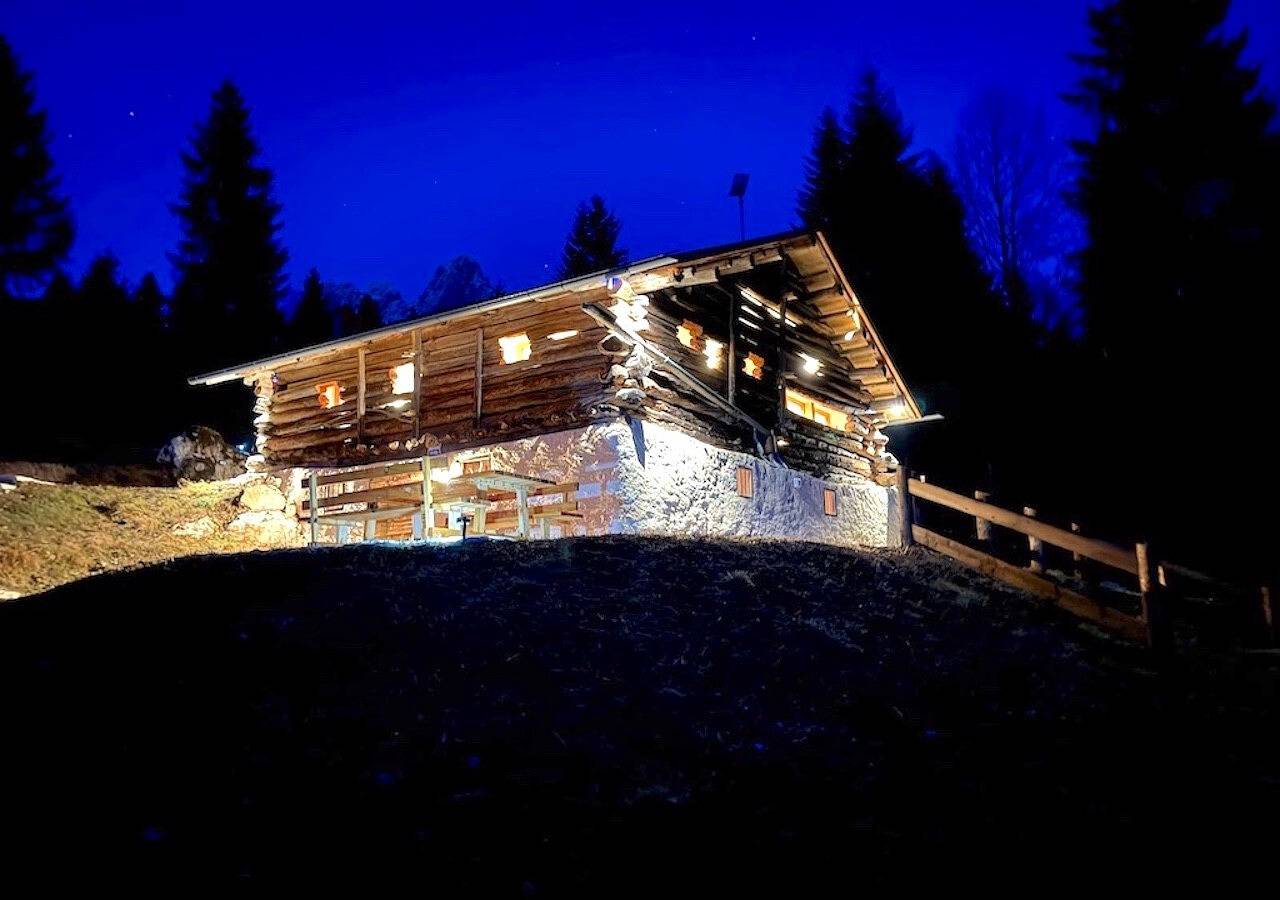 Chalet 'Maso 1445, Quiet, Breathtaking View' with Mountain View, Private Terrace and Wi-Fi in Tonadico, Primiero San Martino di Castrozza